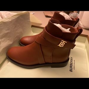 ❌SOLD❌Brand new in Box Burberry boots brown. Size 35